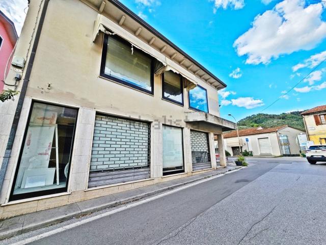 Locale Commerciale in vendita a Massarosa, Toscana