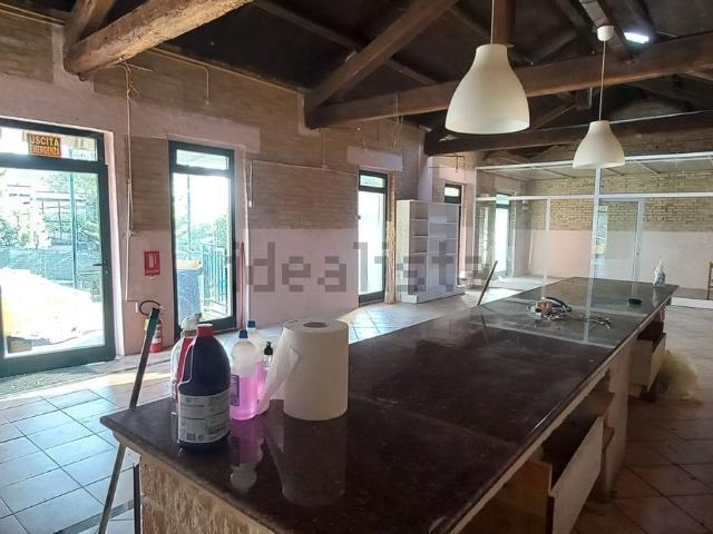 Locale Commerciale in vendita a Marche, Fermo
