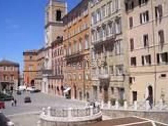 Locale Commerciale in vendita a Baraccola Ovest, Marche
