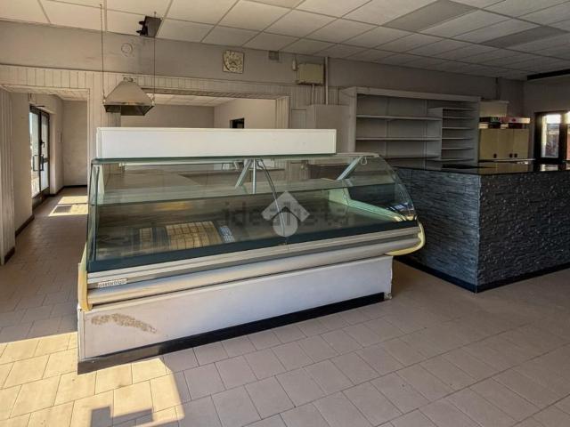 Locale Commerciale in vendita a San Felice, Cremona