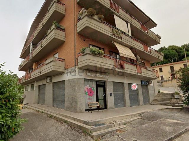 Locale Commerciale in vendita a Sant'agapito, Molise
