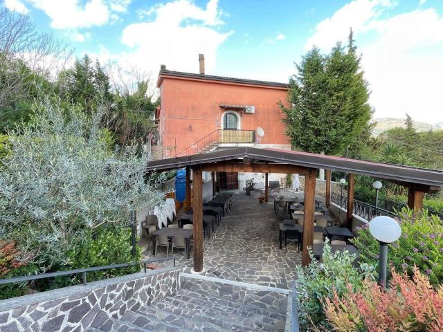 Locale Commerciale in vendita a Giffoni Valle Piana, Campania