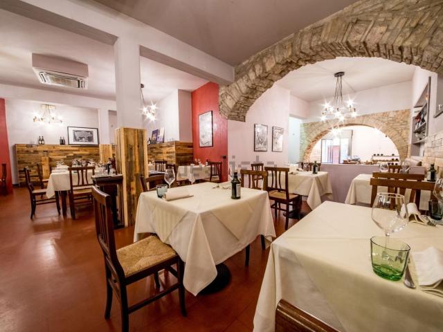 Locale Commerciale in vendita a Assisi, Umbria