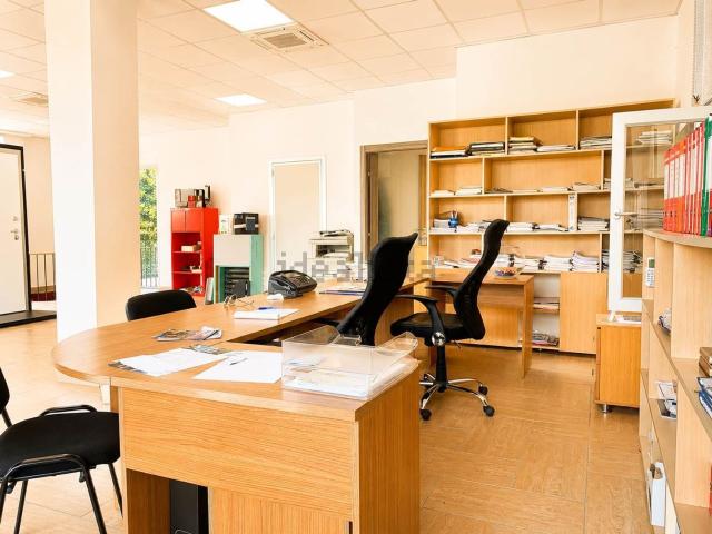 Locale Commerciale in vendita a Canonica D'adda, Lombardia