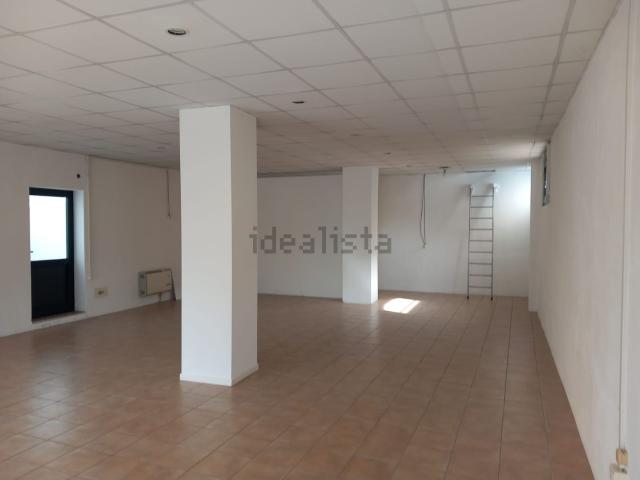 Locale Commerciale in vendita a Val d’Enza, Re