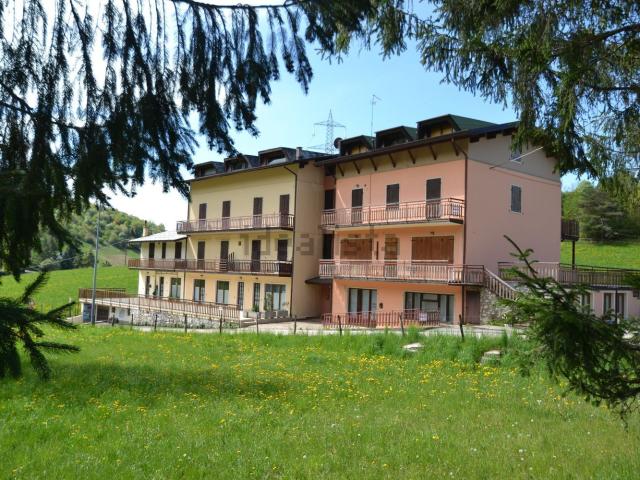 Locale Commerciale in vendita a San Zeno Di Montagna, Veneto
