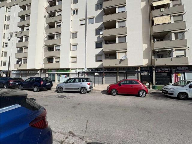 Locale Commerciale in vendita a Lama, Puglia