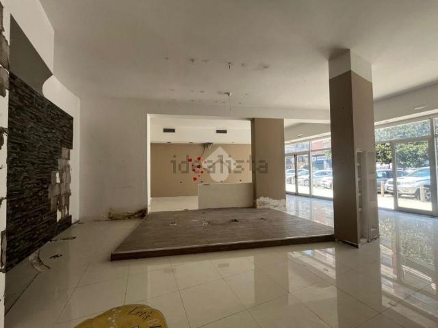 Locale Commerciale in vendita a Città 2000, Calabria