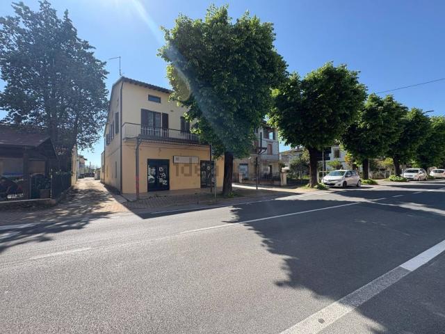 Locale Commerciale in vendita a Assisi, Umbria