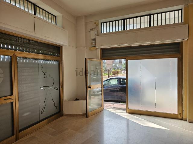 Locale Commerciale in vendita a Puglia, Barletta-andria-trani