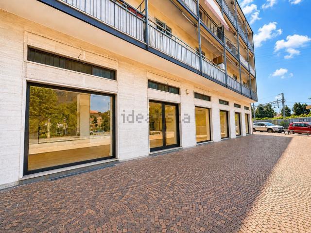 Locale Commerciale in vendita a Arcore, Monza e della Brianza