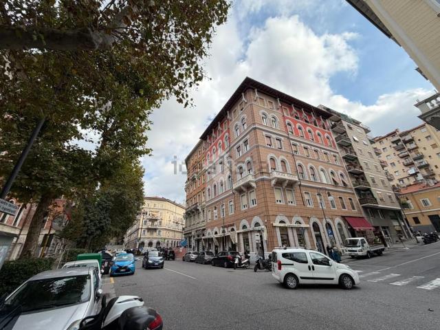 Locale Commerciale in vendita a Roiano / Rojan, Trieste