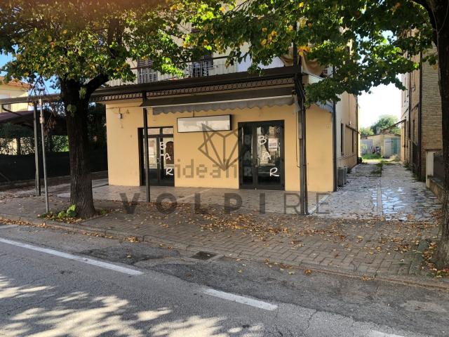 Locale Commerciale in vendita a Assisi, Umbria