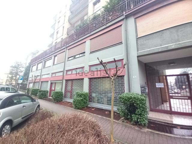 Locale Commerciale in vendita a Osnago, Lombardia