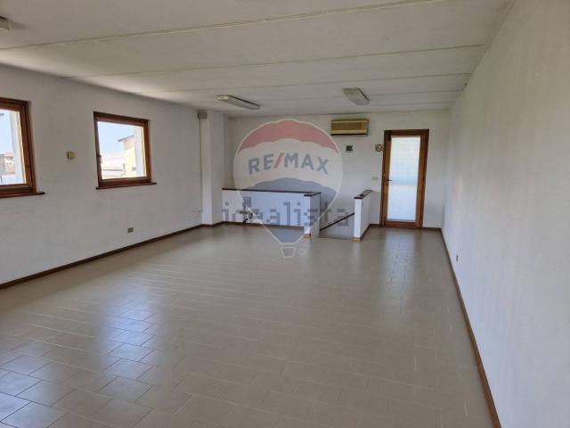 Locale Commerciale in vendita a Campoformido, Friuli-Venezia Giulia