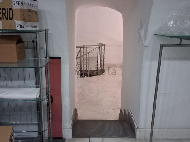 Locale Commerciale in vendita a Pozzuoli
