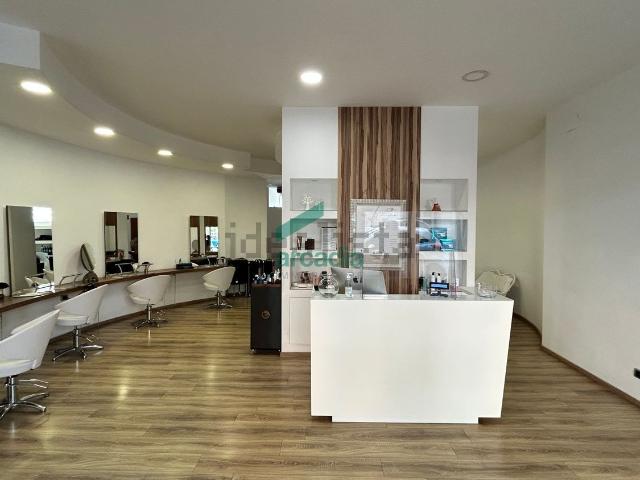 Locale Commerciale in vendita a Puglia, Bari