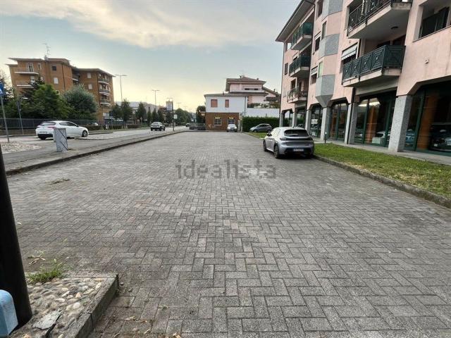 Locale Commerciale in vendita a Cassano D'adda, Lombardia