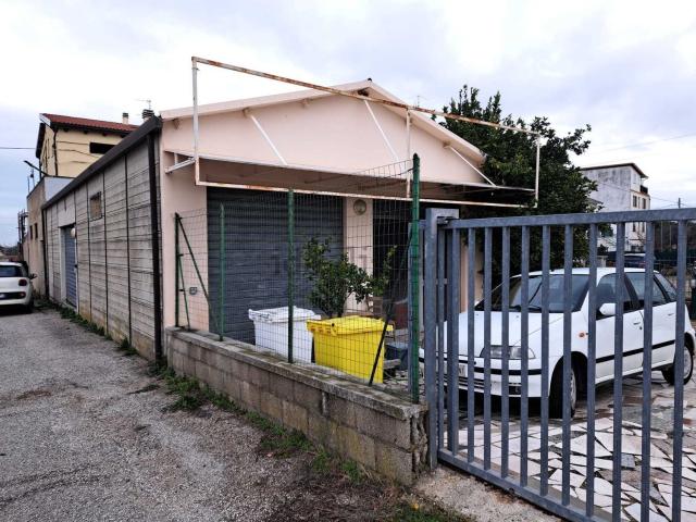 Locale Commerciale in vendita a Santa Maria Imbaro, Abruzzo