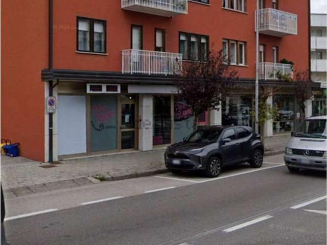 Locale Commerciale in vendita a Ponte nelle Alpi, Ponte Nelle Alpi