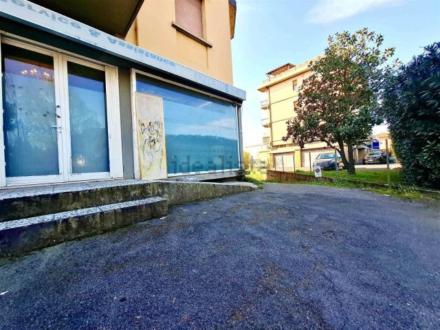 Locale Commerciale in vendita a Unione dei Comuni Circondario dell'Empolese Valdelsa, Empoli