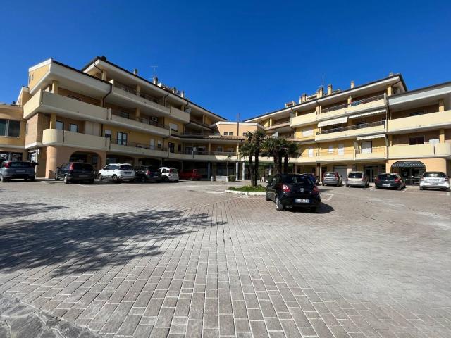 Locale Commerciale in vendita a Vasto, Abruzzo