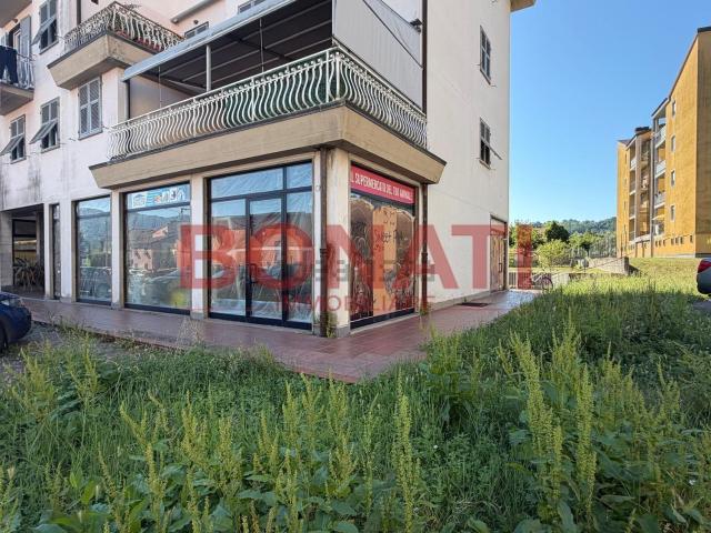 Locale Commerciale in vendita a Follo, Liguria