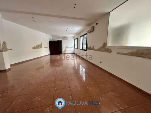 Locale Commerciale in vendita a Padova