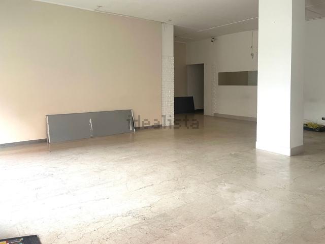 Locale Commerciale in vendita a Stallazzo, Sesto Calende