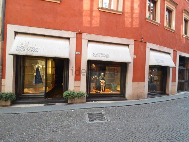 Locale Commerciale in vendita a Centro storico, Brenzone