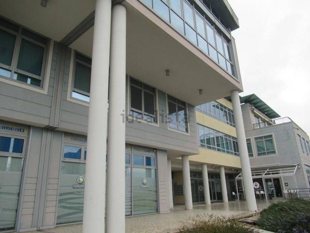 Locale Commerciale in vendita a Villa Raspa, Spoltore