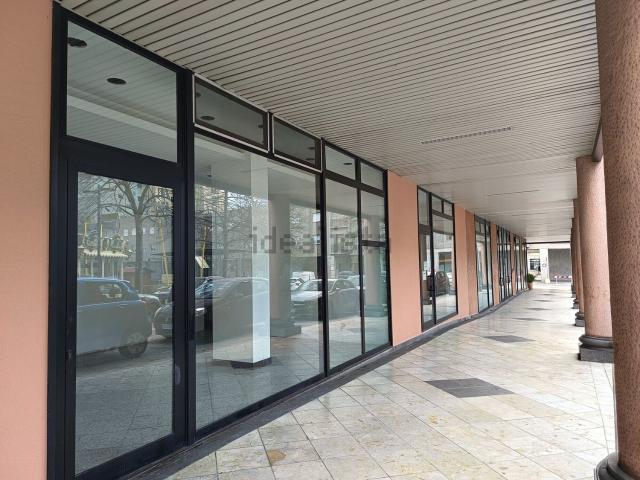 Locale Commerciale in vendita a Volta-Prealpi, Saronno