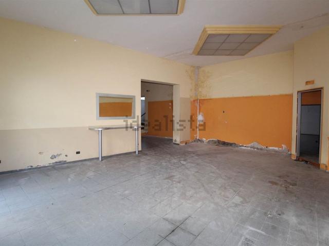 Locale Commerciale in vendita a Calcinaia, Lecchi