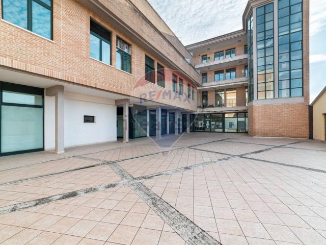 Locale Commerciale in vendita a Marche, Ancona