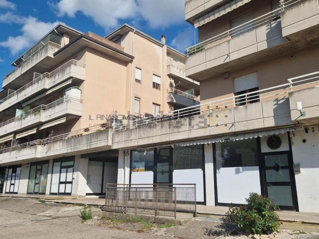 Locale Commerciale in vendita a Santa Lucia, Bastia Umbra