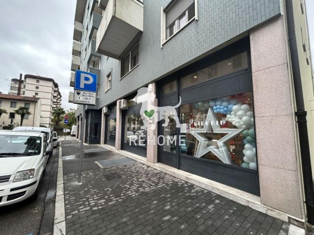 Locale Commerciale in vendita a Borgo di San Lazzaro, Reana Del Roiale
