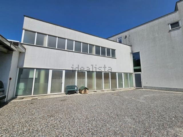 Locale Commerciale in vendita a Lucino, Montano Lucino