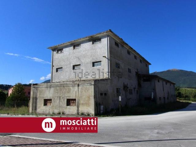 Locale Commerciale in vendita a Marche, Macerata