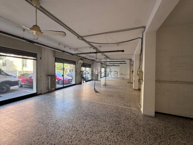 Locale Commerciale in vendita a Crocetta-San Lazzaro-Modena Est, Modena