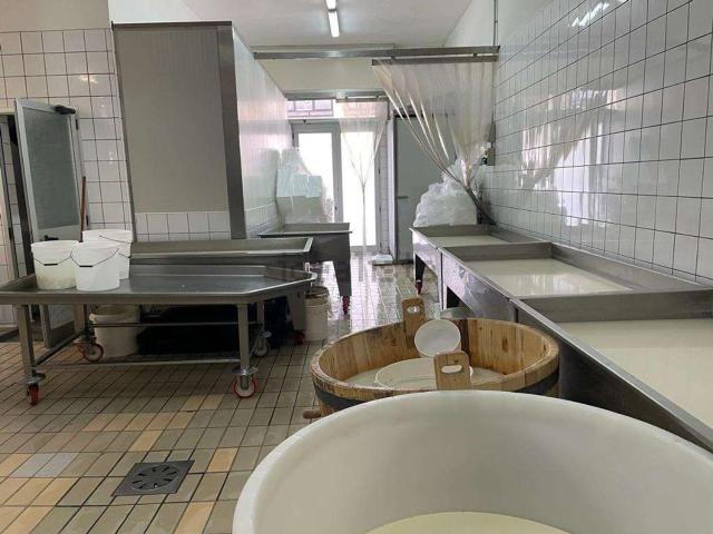Locale Commerciale in vendita a Mondragone, Campania