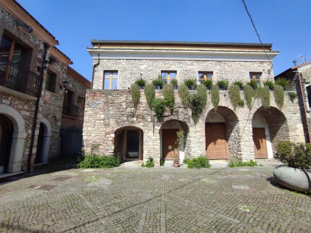 Locale Commerciale in vendita a Benevento, Campania