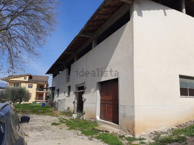 Locale Commerciale in vendita a Isernia, Molise