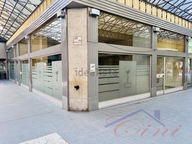 Locale Commerciale in vendita a Cassina Mariaga, Erba