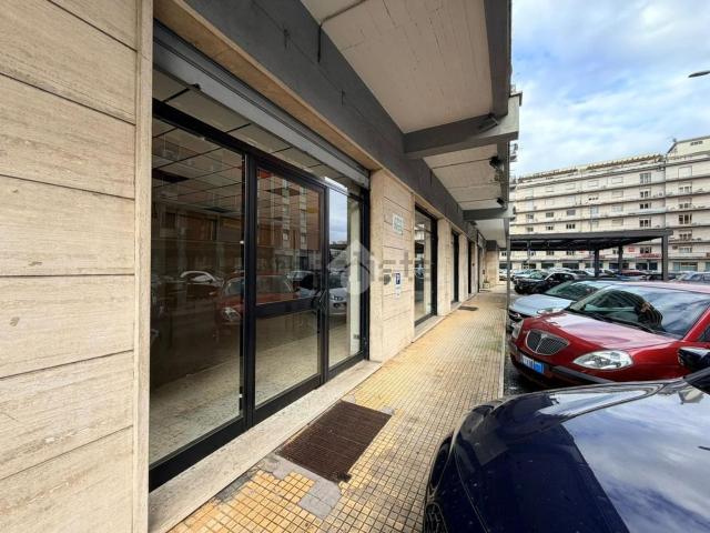 Locale Commerciale in vendita a Frosinone, Lazio