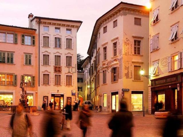 Locale Commerciale in vendita a Comunità della Vallagarina, Borgo Sacco