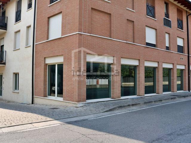 Locale Commerciale in vendita a Montichiari, Lombardia