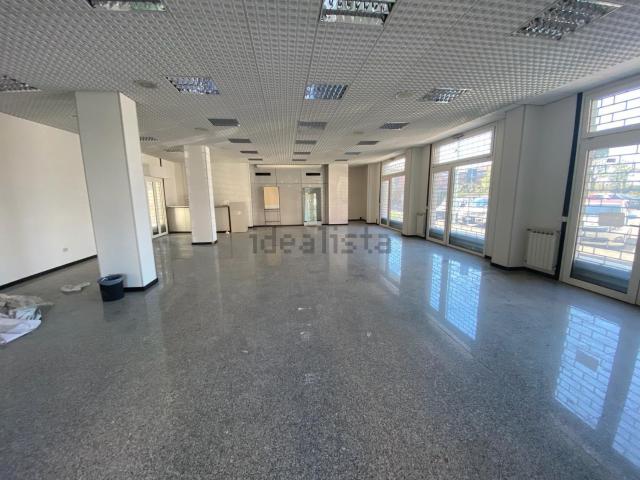 Locale Commerciale in vendita a Le Badie, Prato