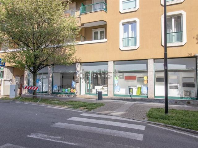 Locale Commerciale in vendita a Pescarenico, Lecco