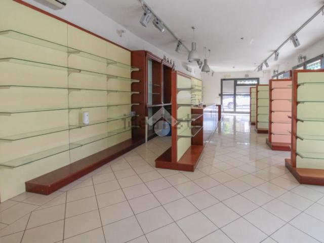 Locale Commerciale in vendita a Unione dei comuni del Distretto Ceramico, Sassuolo