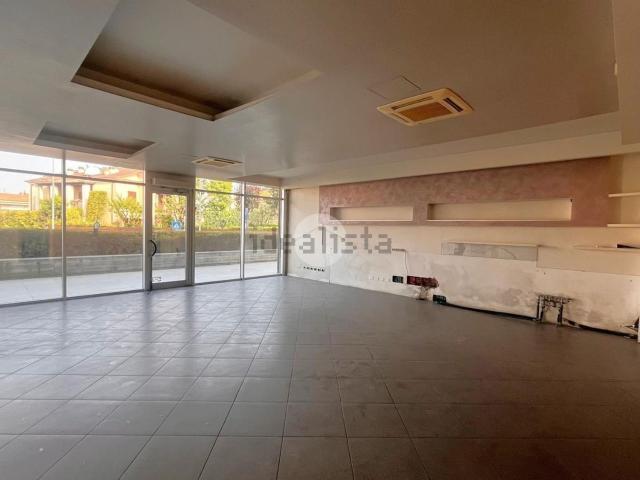 Locale Commerciale in vendita a Vicina, Desenzano Del Garda